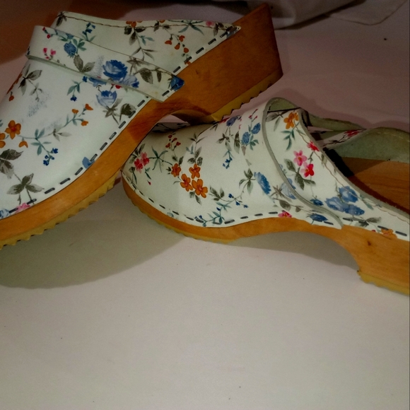 Shoes - Picture 1 of 4